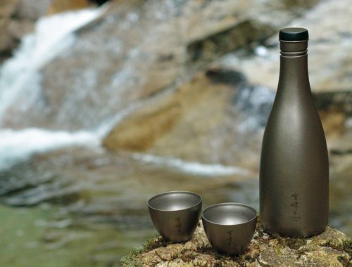 水を入れるのは水筒。では酒は？「粋」なアウトドアグッズNo1